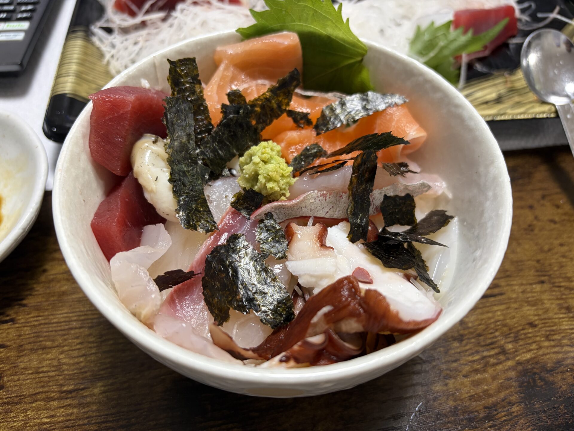 魚平の盛り合わせで作った海鮮丼