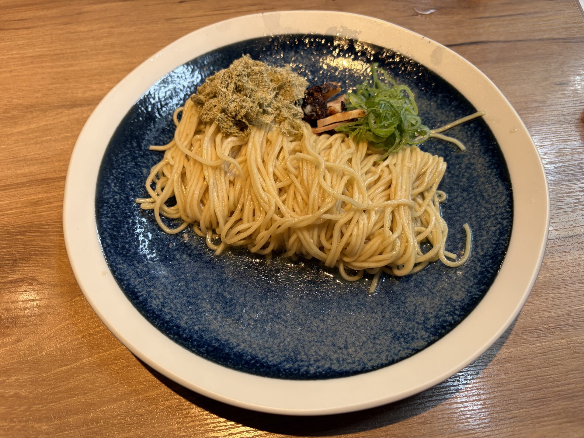 土佐酢の変え玉。とろろ昆布とネギ、チャーシューを乗せた麺の小皿