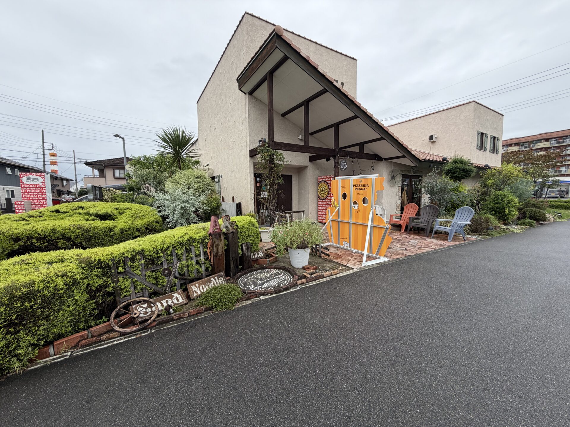六供町本店の外観。祝日の昼、待ちの途中に撮った