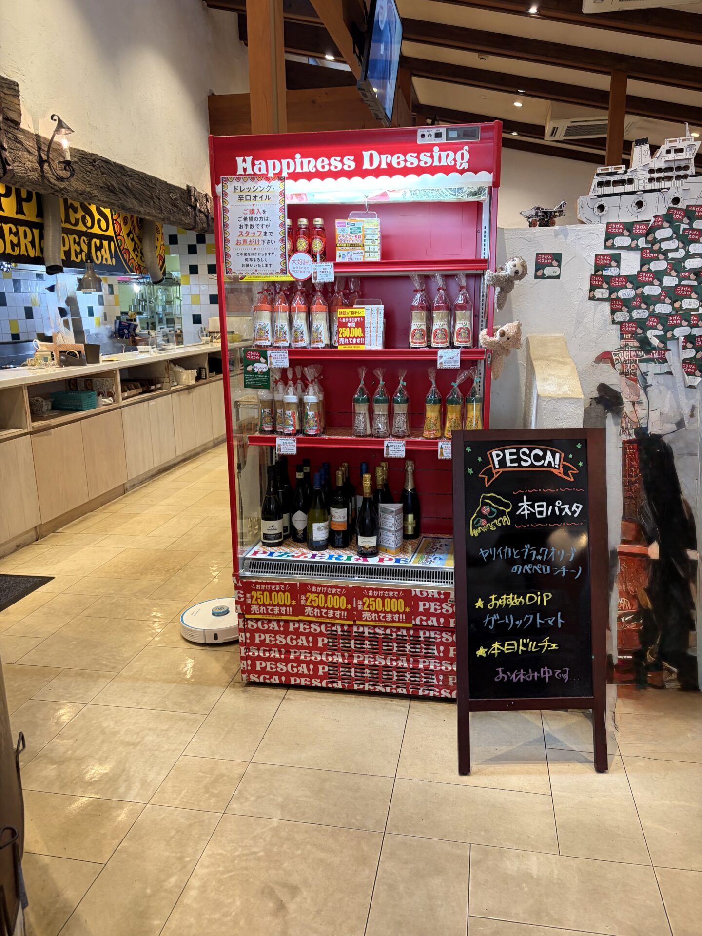 店内の赤い冷蔵ケース。生ドレッシングの販売と、本日のパスタの黒板