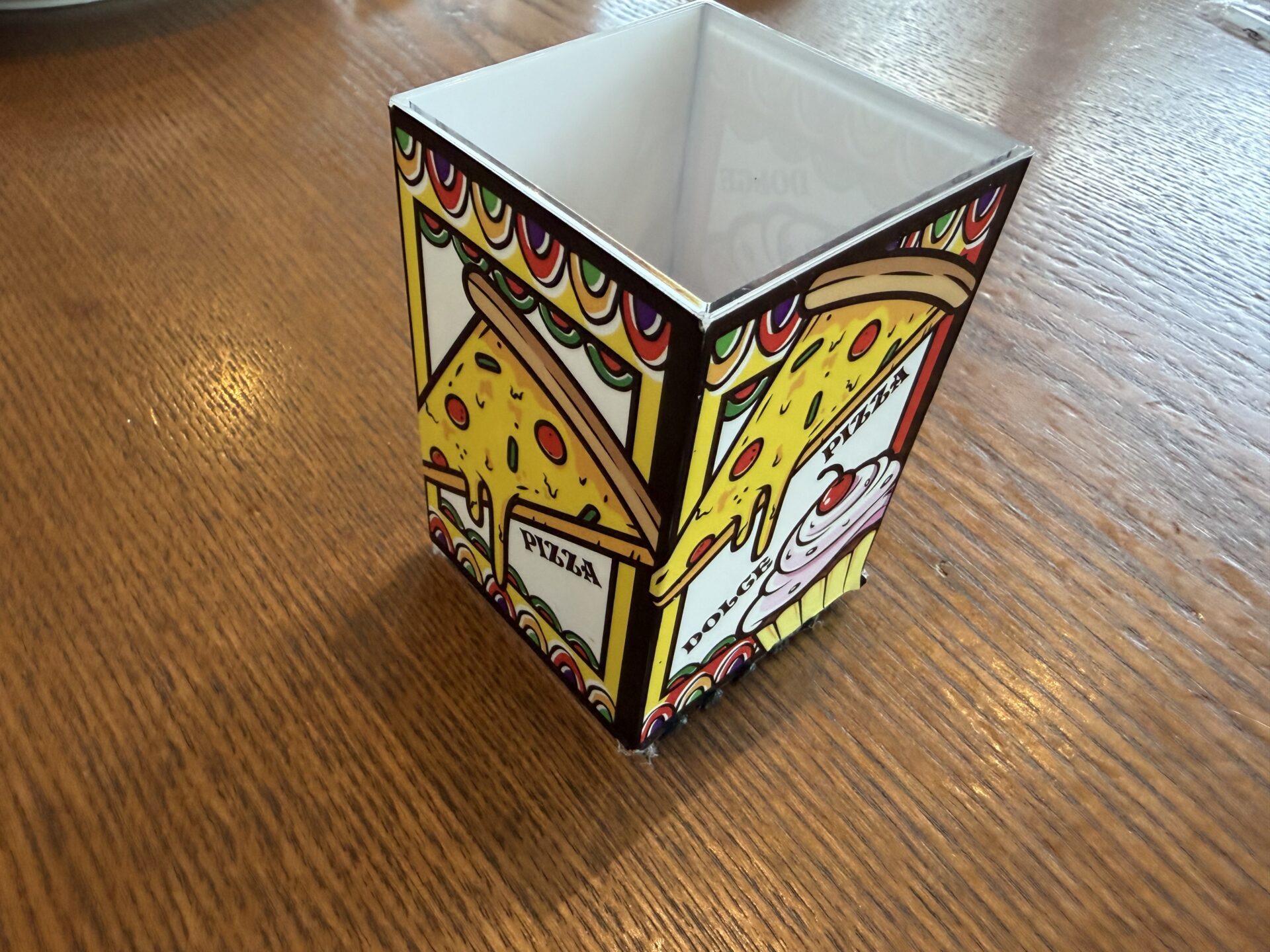 テーブルに置かれたキューブ。PIZZAとDOLCEの面