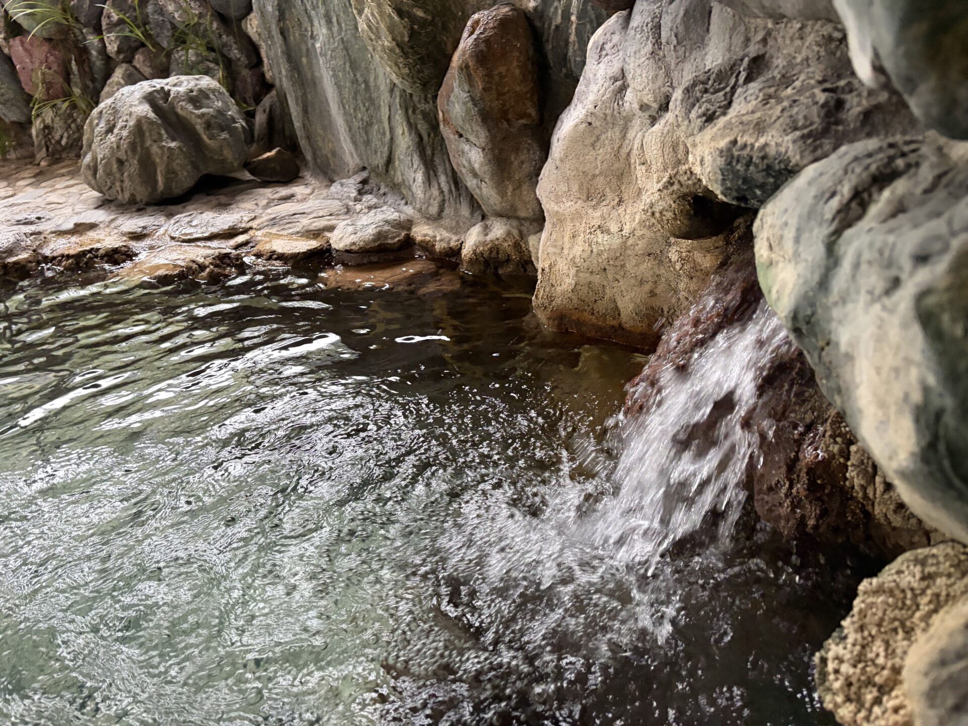 岩の間から落ちてくる湯