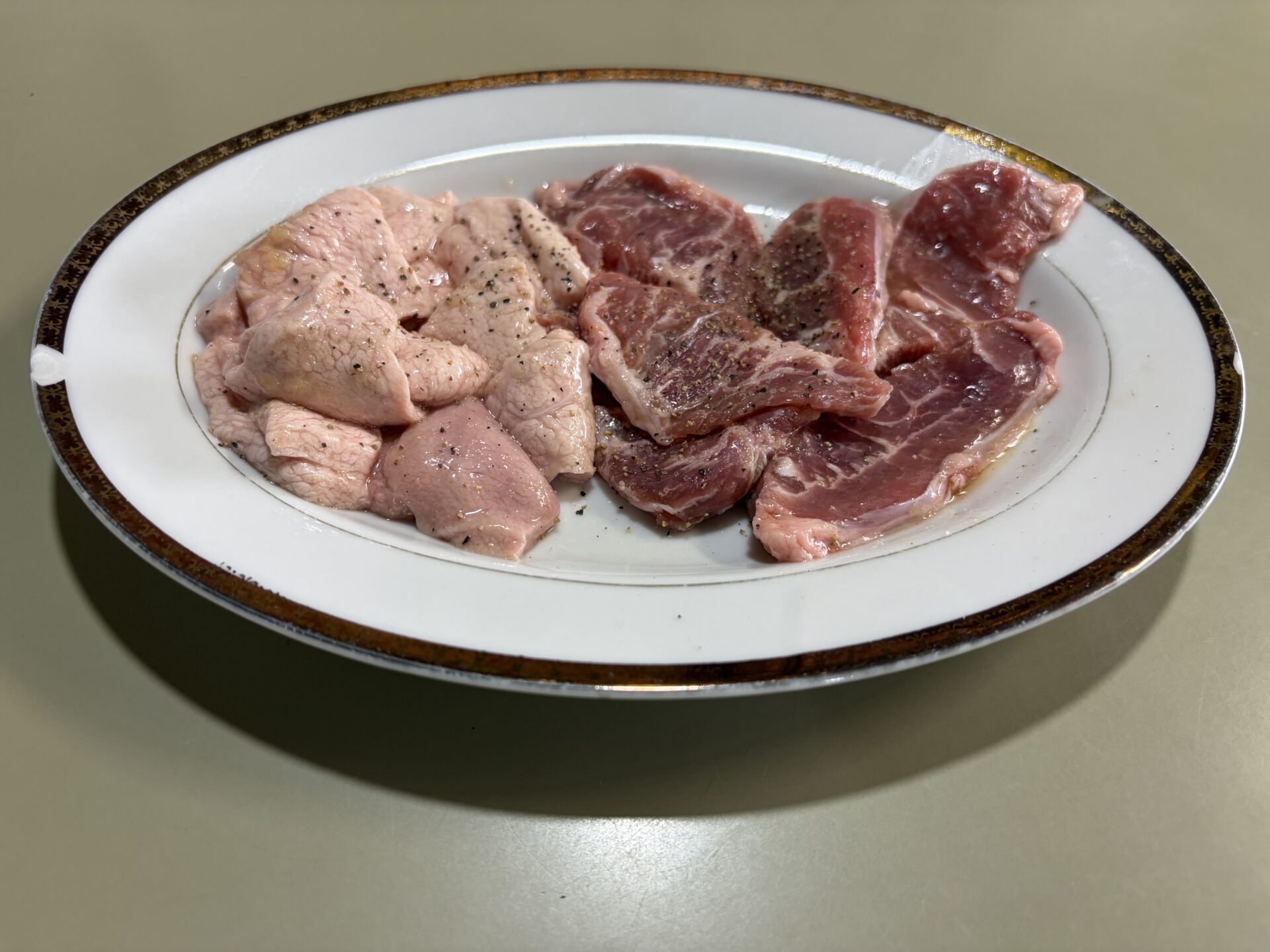 焼く前の豚パイと豚カシラ