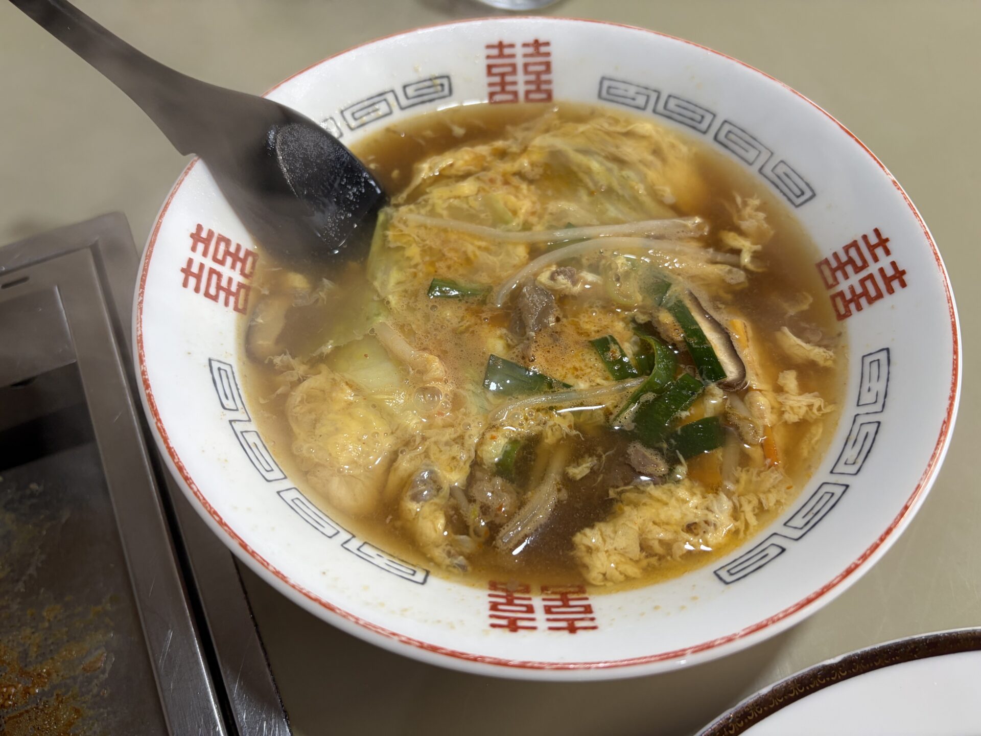 肉スープ。溶き卵と野菜、肉が入っている