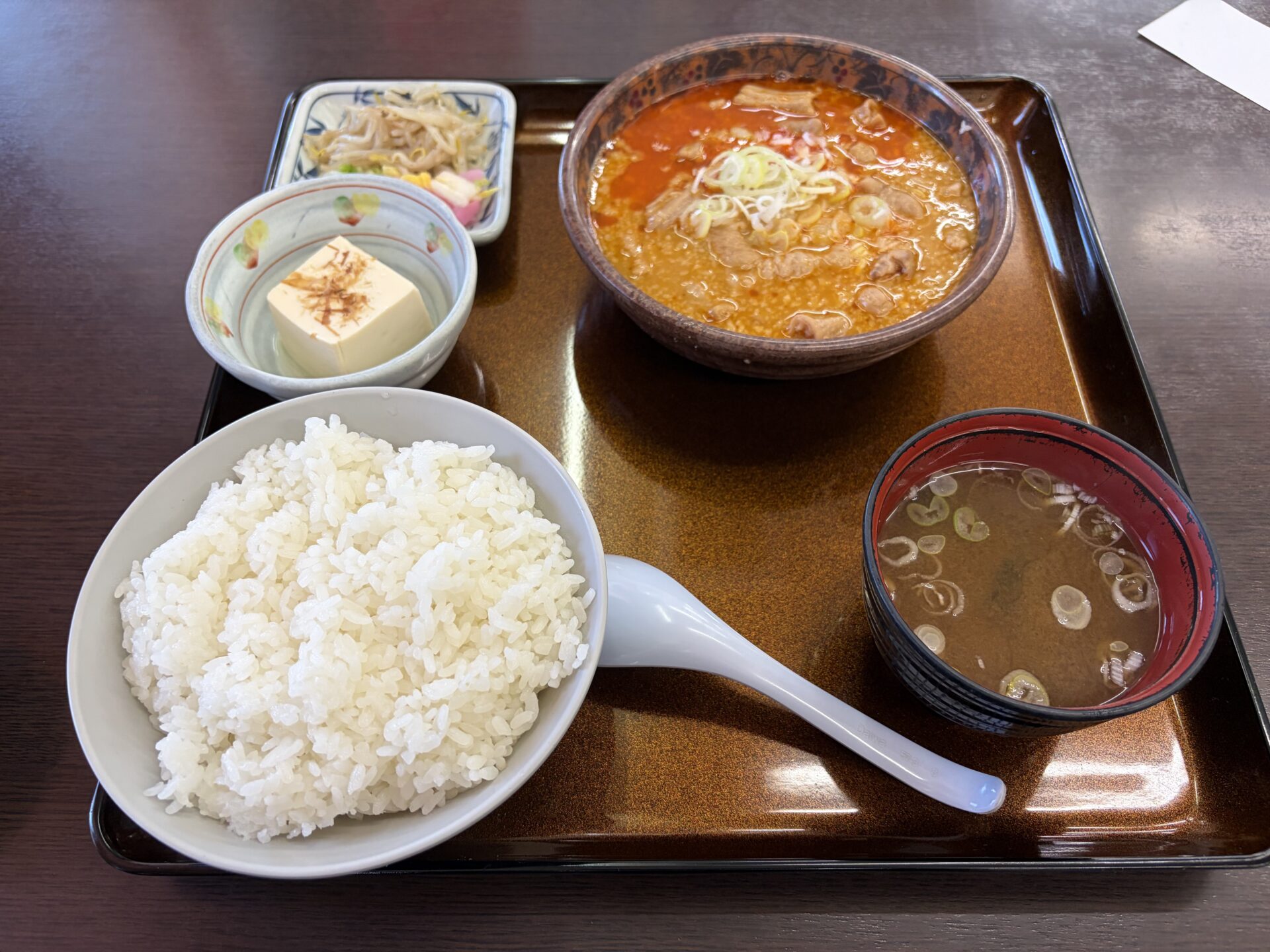もつ煮定食のおかず大盛り(1,080円)。ご飯、味噌汁、もつ煮、冷奴、小鉢