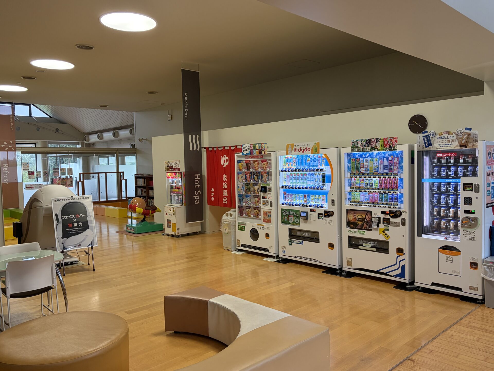 ロビー。自販機、キッズスペース、マッサージ機が並ぶ