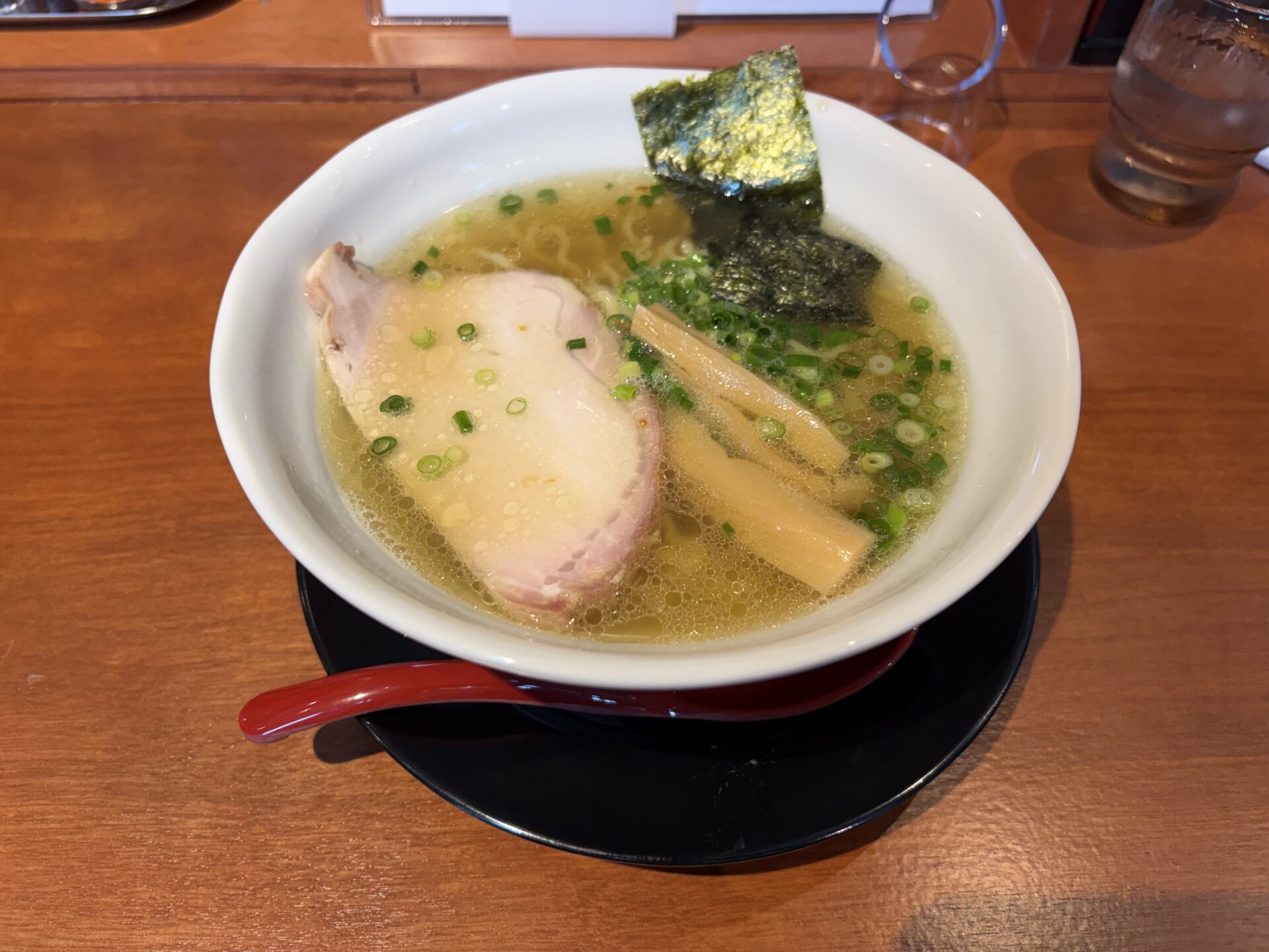 塩ラーメン。澄んだスープにチャーシュー、メンマ、海苔、小ネギ