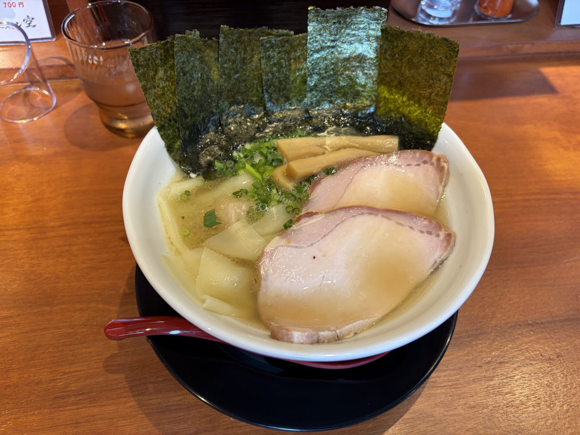 塩特製ラーメン。丼の奥に海苔が6枚並び、チャーシュー2枚、ワンタン、メンマ、小ネギ