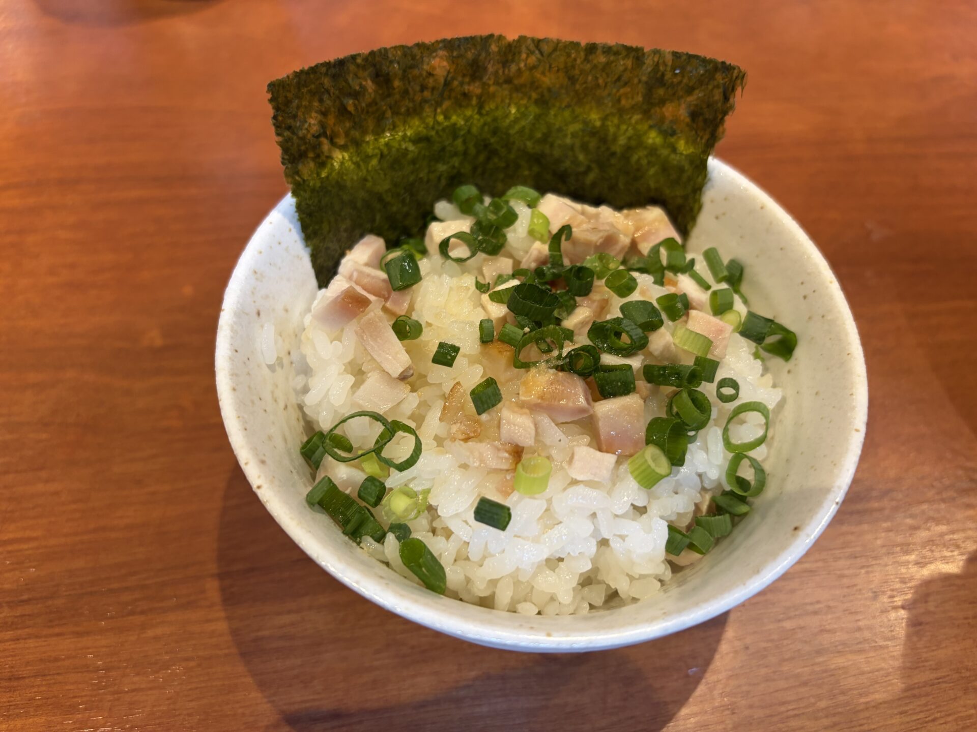 合え飯（小）。ご飯に刻んだチャーシューとネギ、海苔