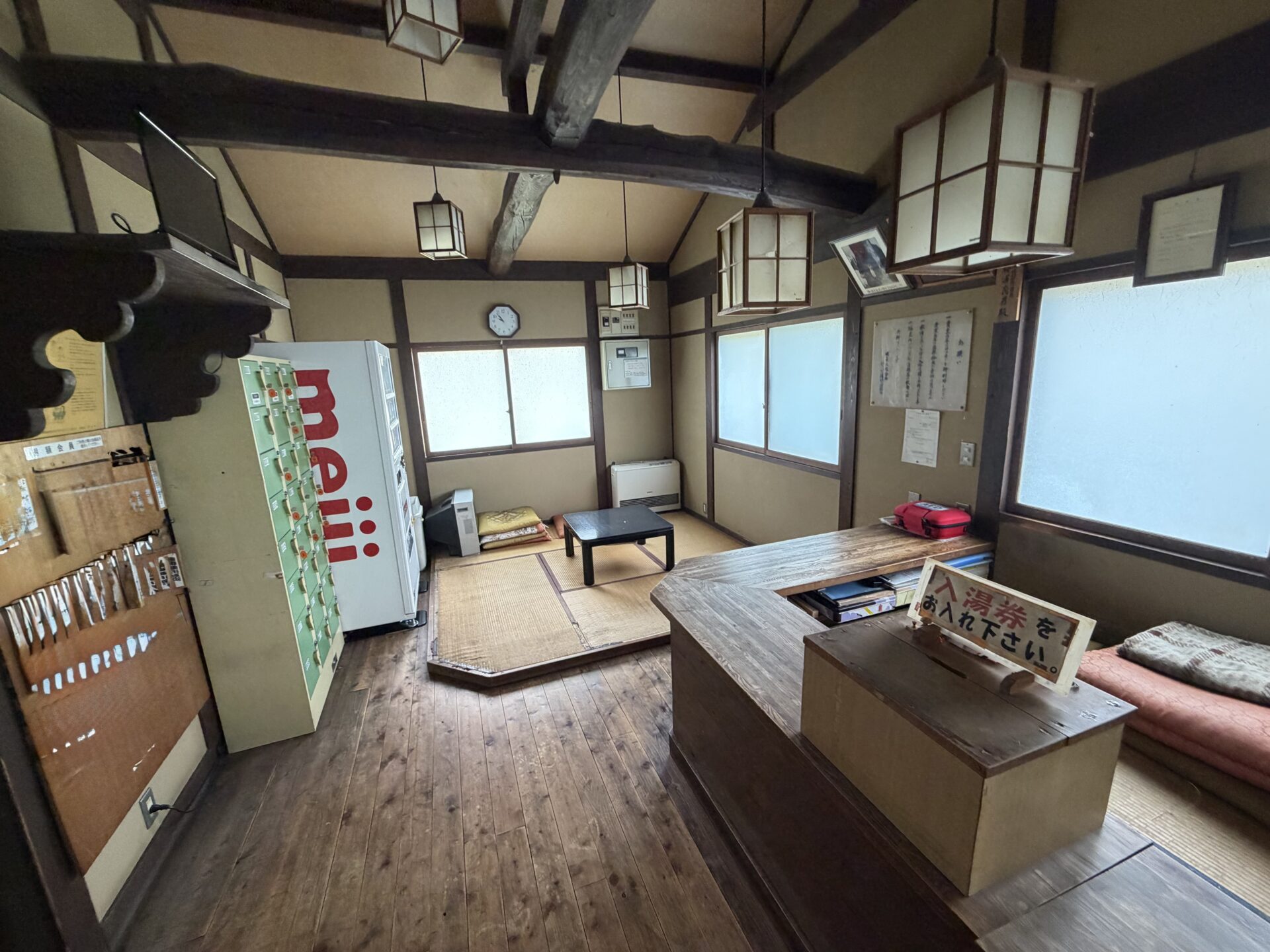 番台から見た館内。板の間の奥に畳の小上がりと低いテーブル、壁際に飲料の自販機とロッカー
