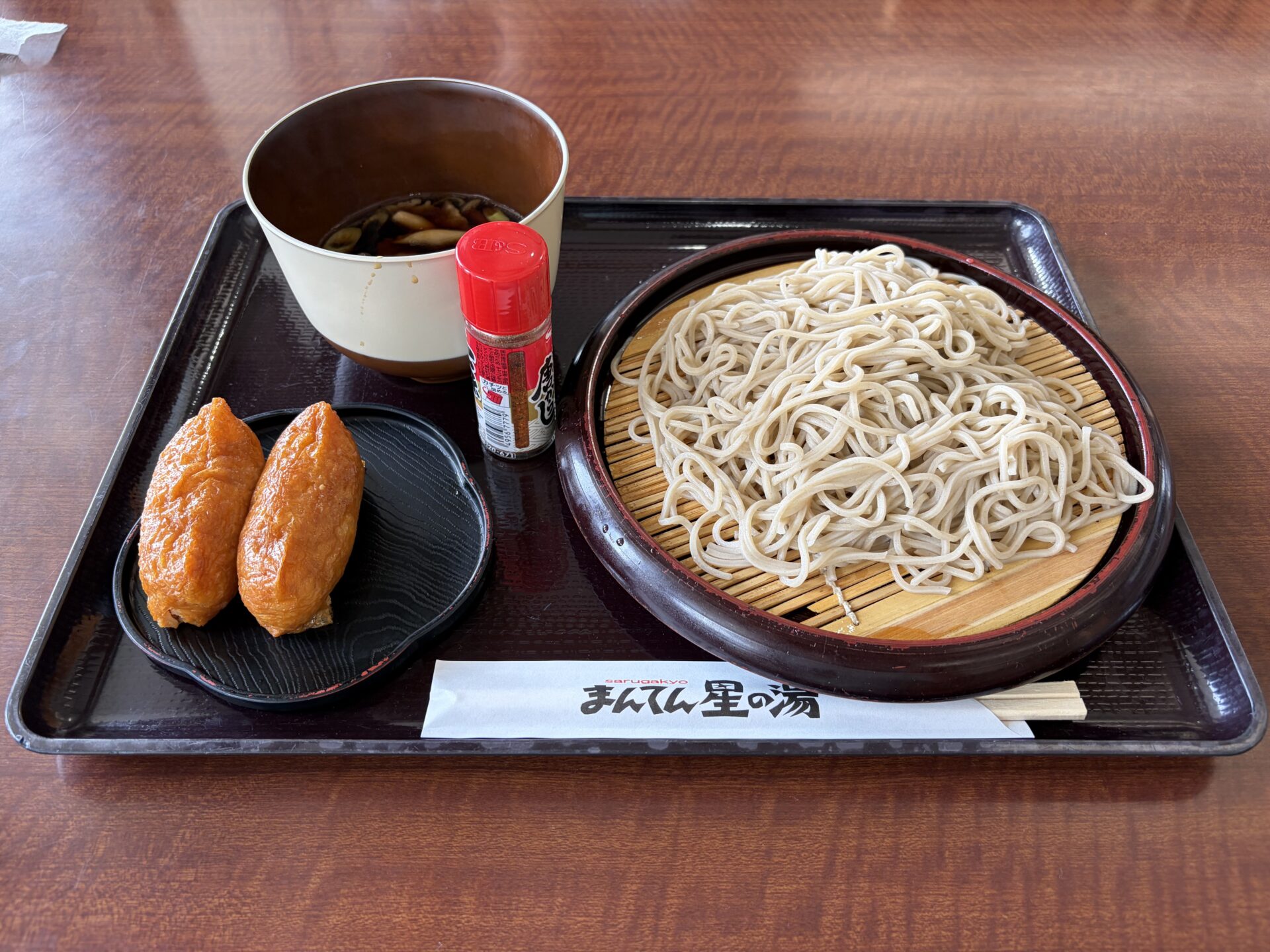 上州麦豚 肉汁つけそば いなり付き。ざるのそば、きのこと豚肉の入ったつけ汁、いなり2個、七味