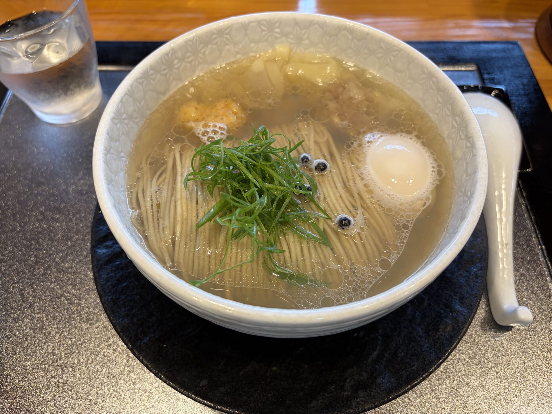 鳴神食堂 かけ蕎麦(塩)に特製トッピング(地鶏の味玉・ワンタン)