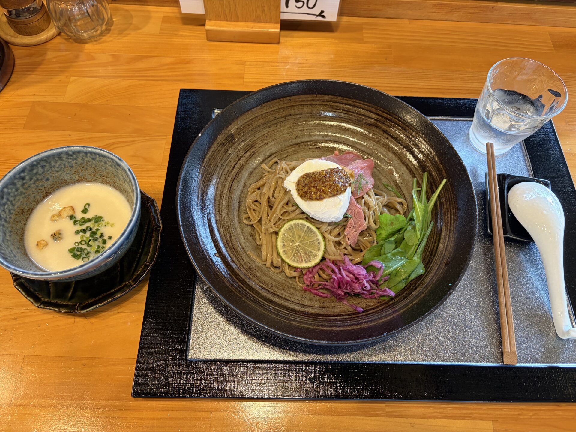 鳴神食堂 期間限定冷やし蕎麦「雲丹とトリュフと馬鈴薯と」 上州牛しゃぶしゃぶ・雲丹・ポーチドエッグ・じゃがいもの冷製スープ