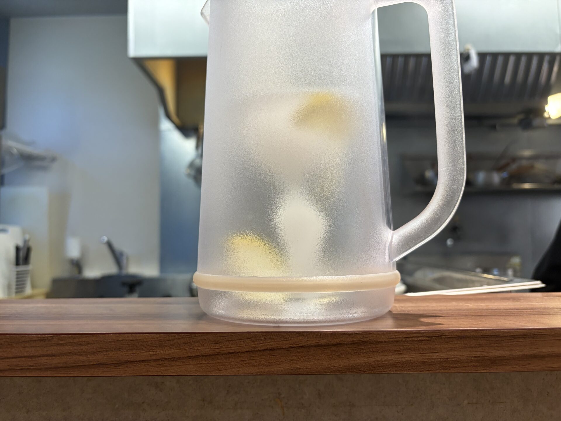 カウンターの水差し。水の中にレモンの輪切り