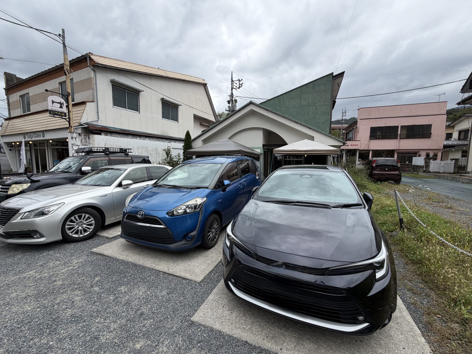店の前の駐車スペース。この日は車が並んでいた
