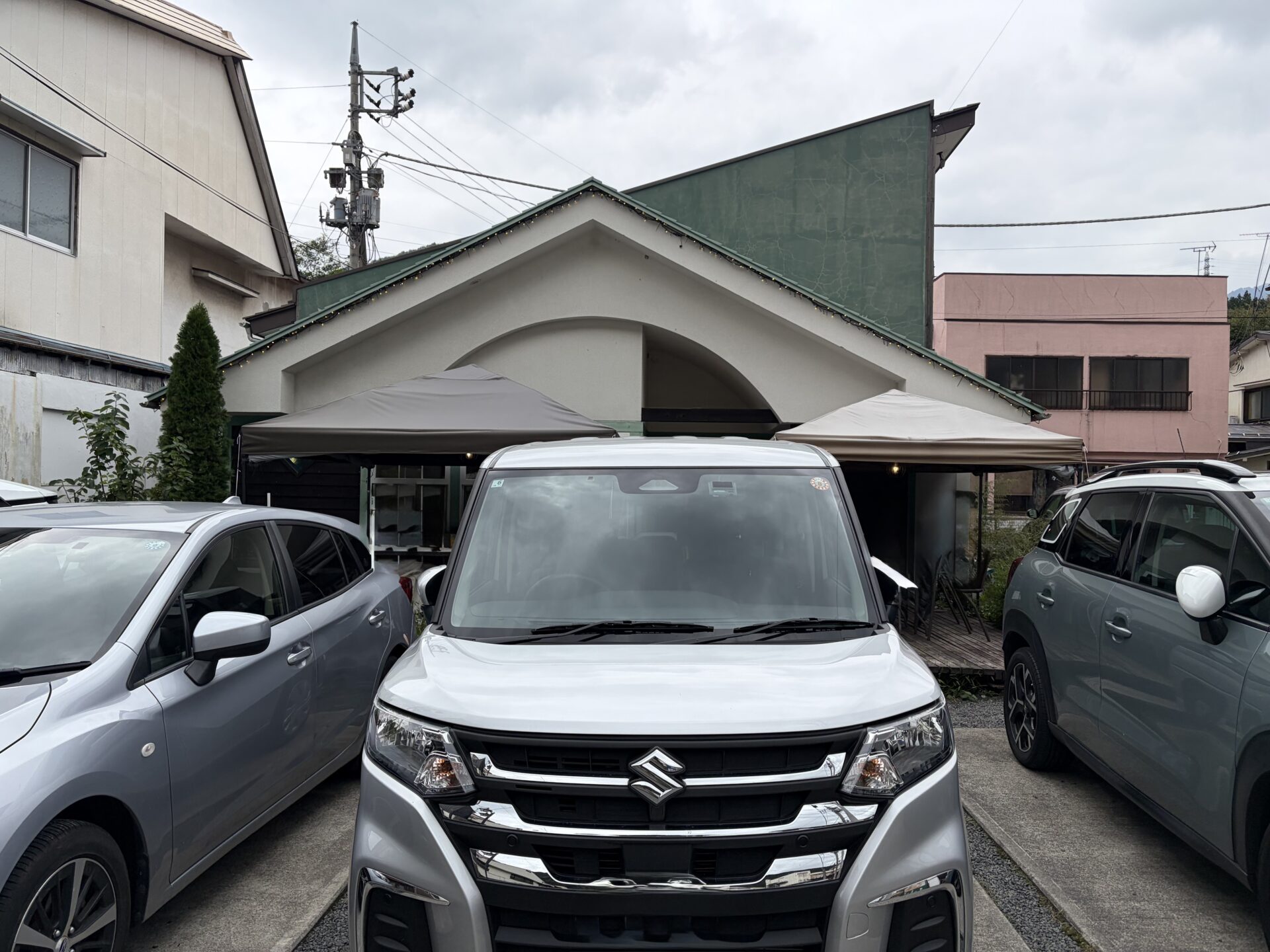 店の外観。三角屋根の建物と、店の前の駐車スペース