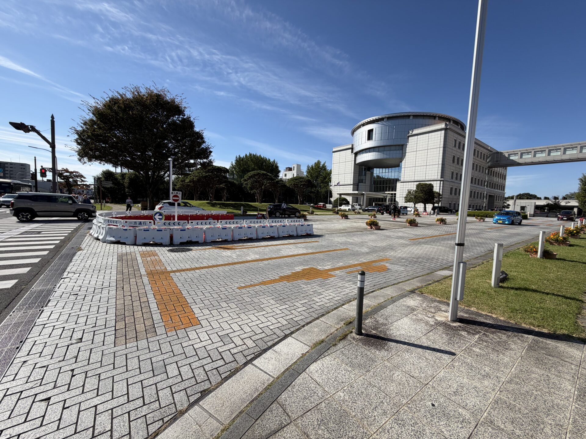 県庁前の広場。特別窓口の朝は一方通行のバリケードで駐車場へ誘導していた