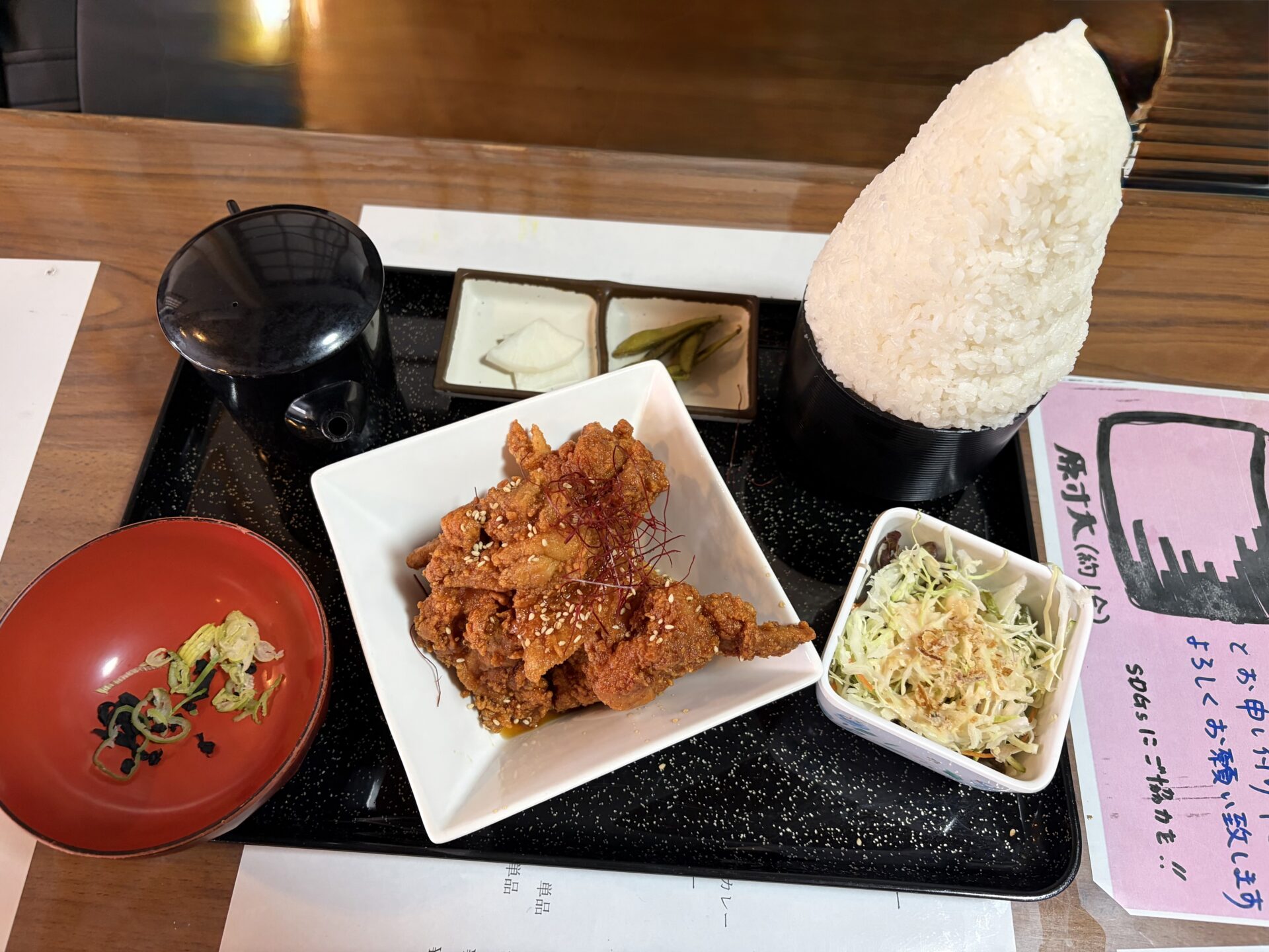 芳味亭 自家製甘酢唐揚げ定食のハゲ盛り。右端のピンクの紙が「原寸大（約1合）」の見本