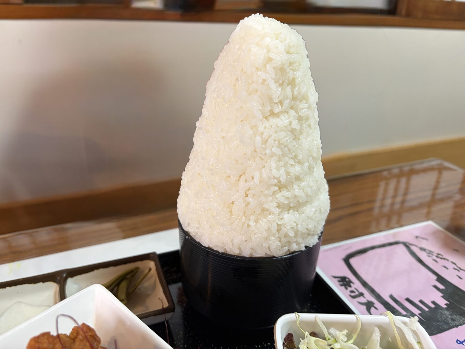 芳味亭のハゲ盛り（ごはん3合）。円すい形に盛られて届く