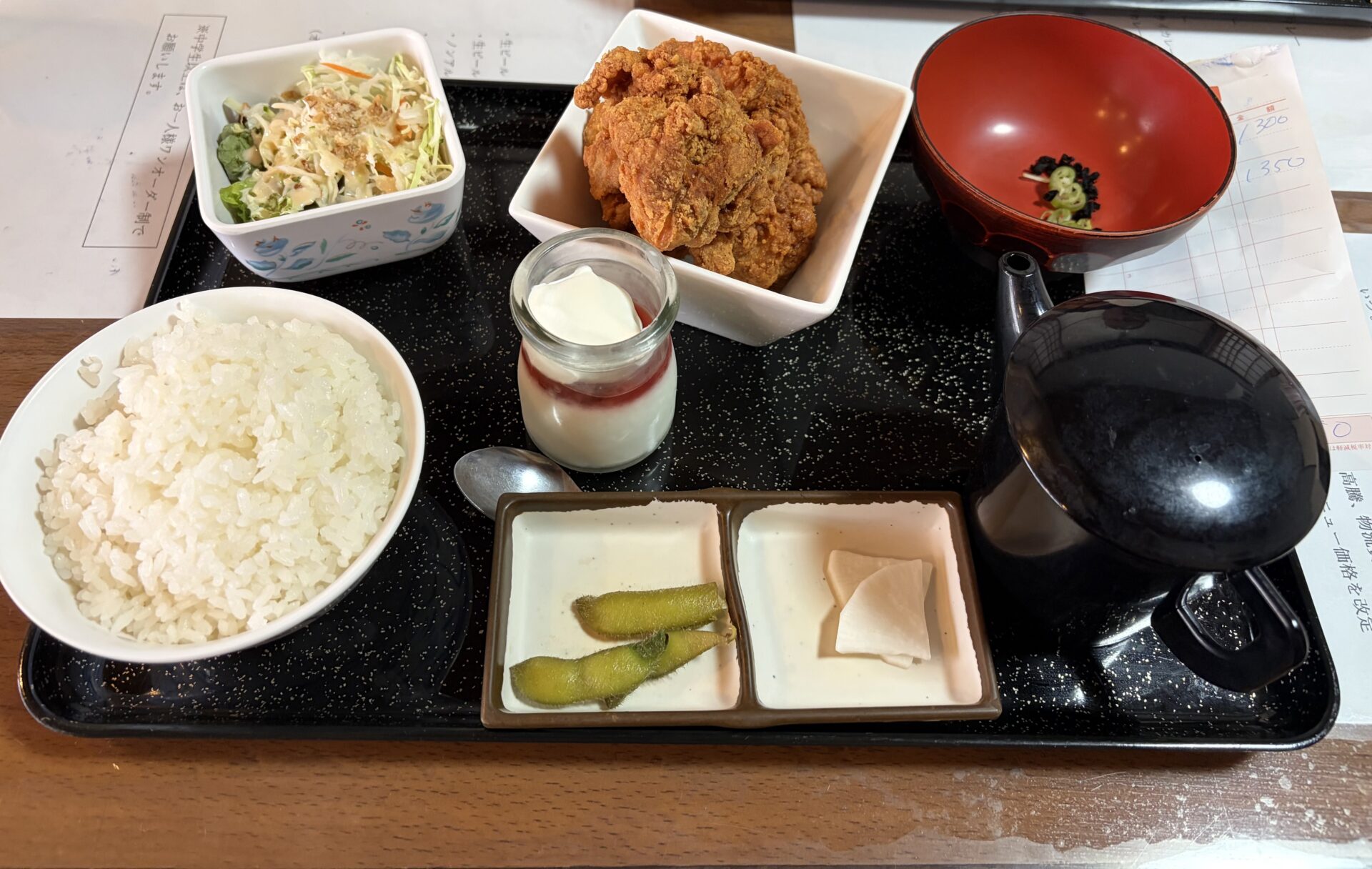芳味亭 ミニ唐揚げ定食。唐揚げ4個・普通盛りのごはん・サラダ・枝豆と大根の小鉢・デザート・急須の出汁