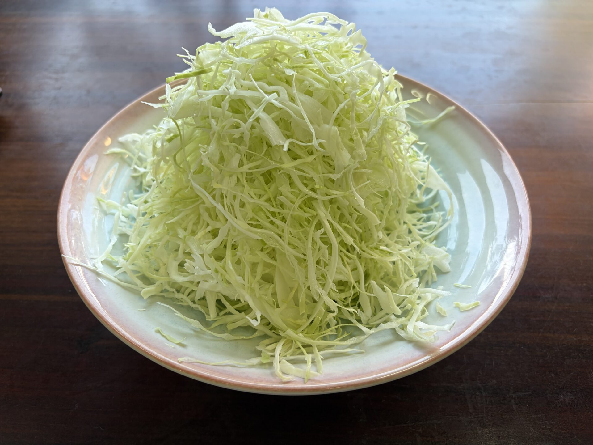 嬬恋高原温泉つつじの湯 盛り盛り千切りキャベツ(400円)。皿から山になった千切りキャベツ