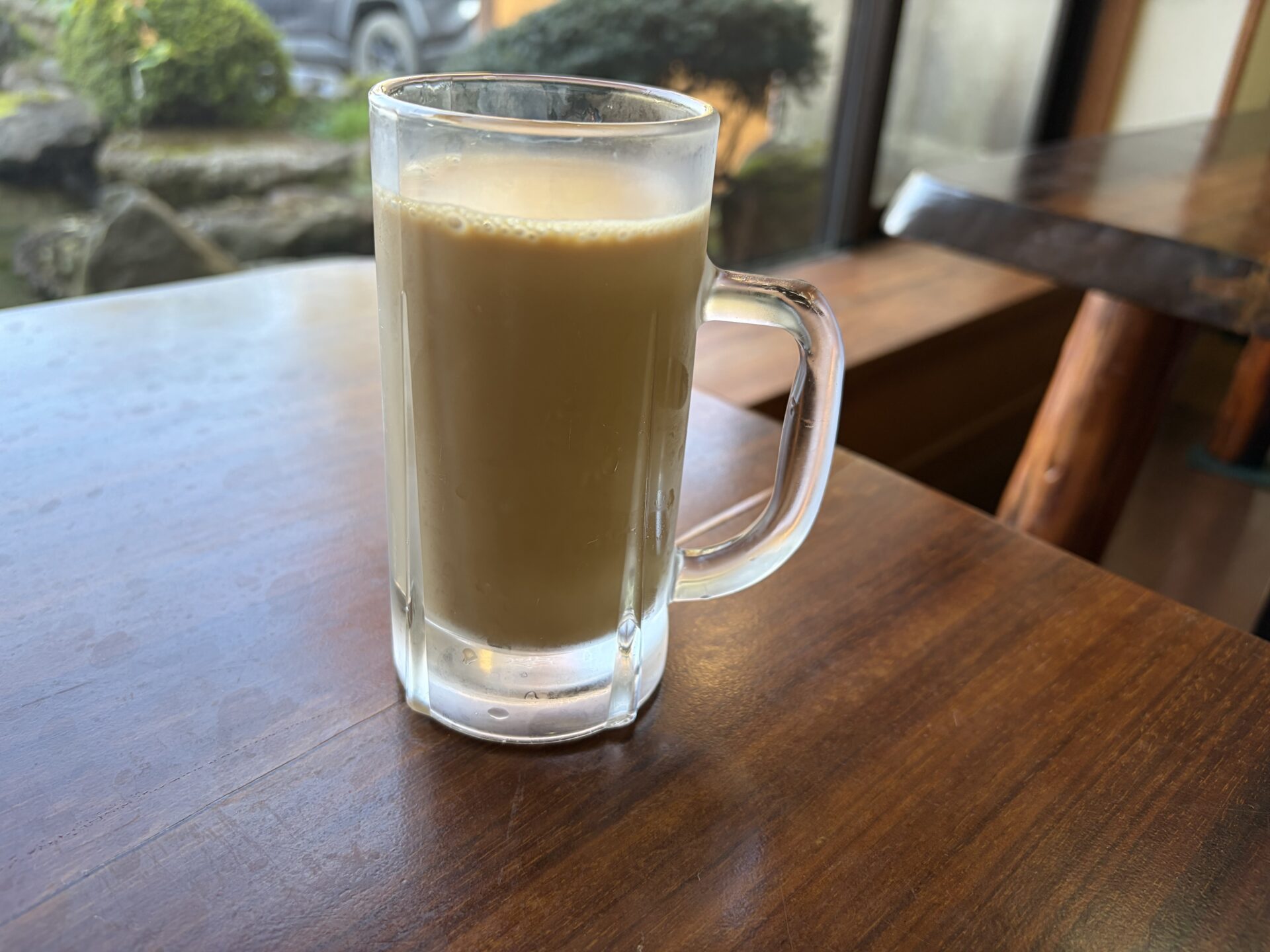 嬬恋高原温泉つつじの湯 ジョッキコーヒー牛乳(200円)。小ぶりのジョッキに注がれたコーヒー牛乳